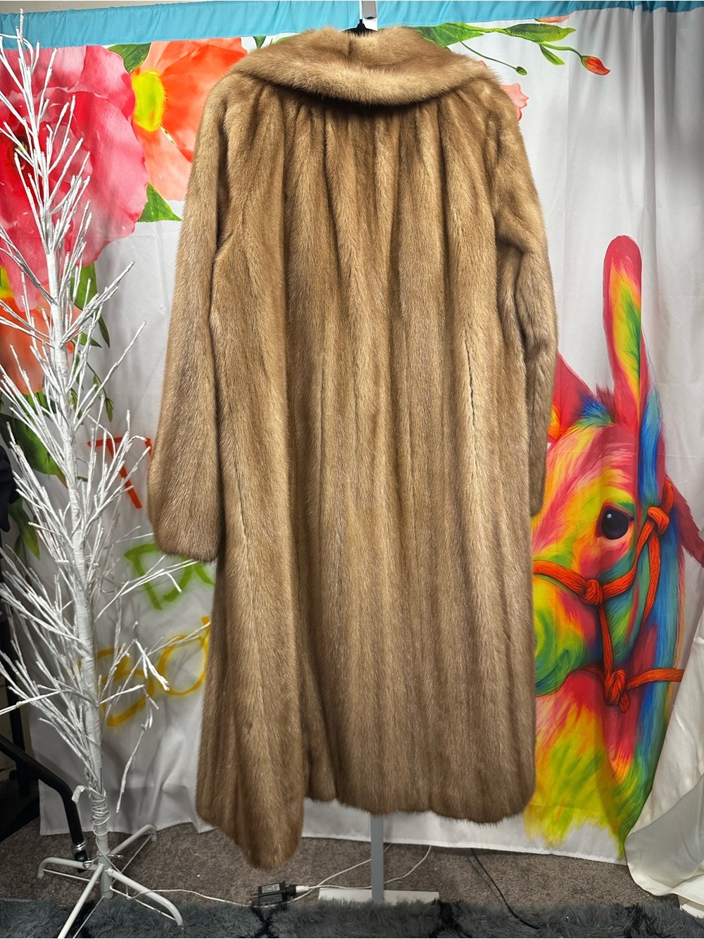 Perlman’s Luxurious Women's Full-Length Mink Fur Trench Coat in Light Brown - Picture 7 of 7